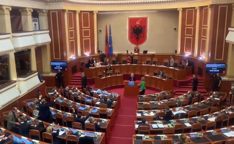 “Kone”- Fyerje në Kuvend, PS braktis sallën! Ina Zhupa-Braçes: Më quajte “ruse”