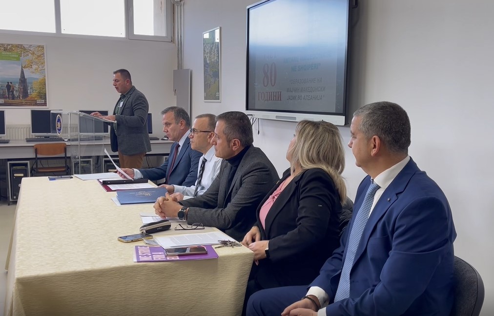 Zv. Ministri i Jashtëm maqedonas flet nga Korça për ligjin e gjuhëve në RMV