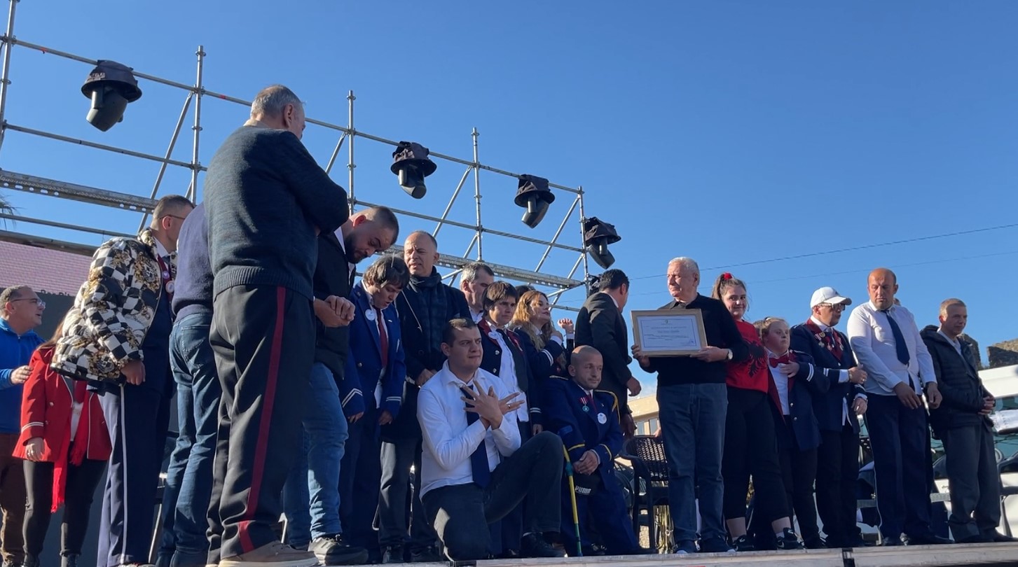Koncerti i veçantë në Elbasan, duartrokitje për bandën e artistëve me aftësi ndryshe