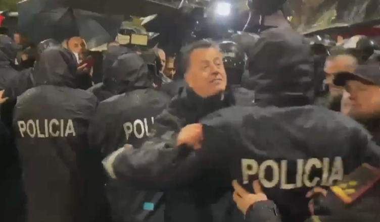 Policia arreston 7 protestues të opozitës dhe procedon penalisht deputetë të PD-së