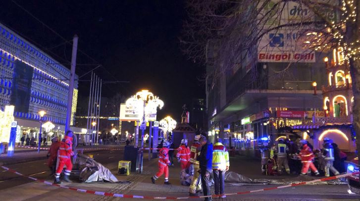 Makina përplas turmën e njerëzve në tregun e Krishtlindjeve në Gjermani