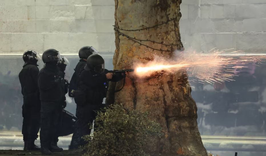 Policia në Gjeorgji arreston udhëheqësin e opozitës, vijojnë protestat masive