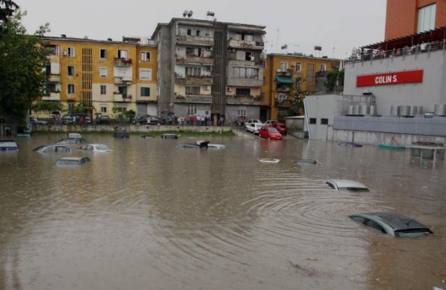 Nesër priten reshje intensive shiu, IGJEO paralajmëron përmbytje në këto zona