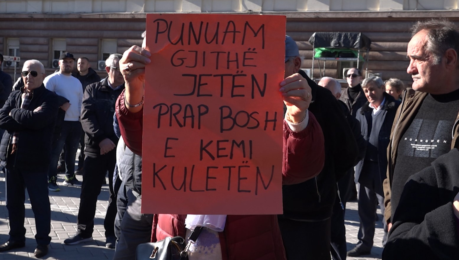 “Ushqehemi çdo ditë, jo njëherë në vit”, pensionistët në protestë: S’mendojnë për ne