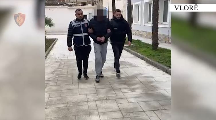 Vlorë: I vodhi me dhunë një shtetaseje të huaj çantën, arrestohet 17-vjeçari