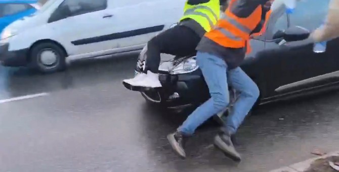 VIDEO/ Momenti kur shoferja futet mes protestuesve në Beograd, përplas dy prej tyre