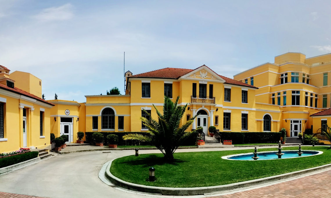 Ambasada e SHBA njofton ndërprerjen e fondeve për institucionet shqiptare