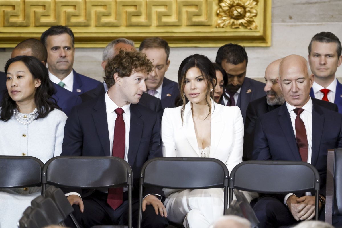 Pasi e shikoi në ceremoninë e Trump, Zuckerberg i bën like fotos së Lauren Sanchez