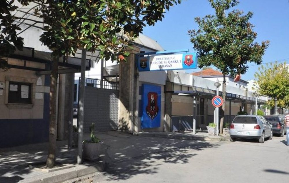 Sherr në Elbasan, 57-vjeçarja godet me lopatë një vajzë të re