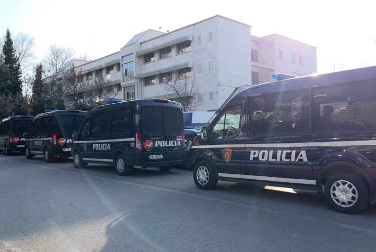 Protesta e opozitës: Blindohet kryeministria, efektivët rrethojnë dhe parlamentin