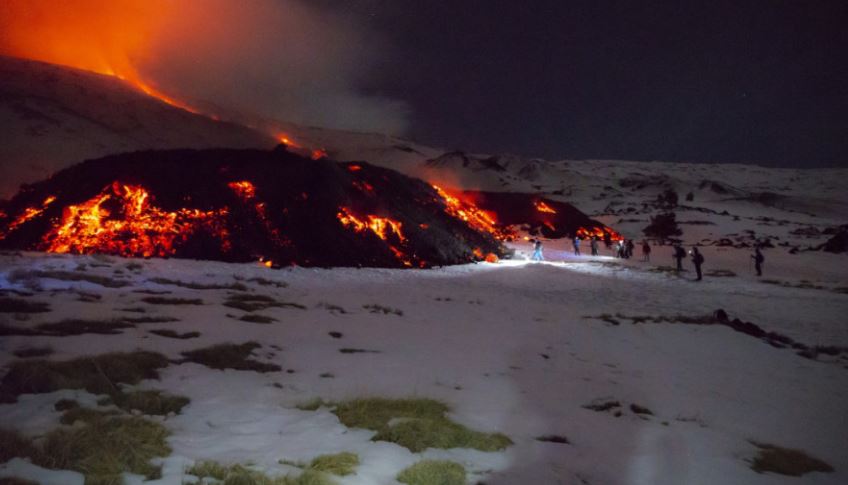 Hiri nga Etna bie në fshatrat përreth, Catania pezullon pjesërisht fluturimet