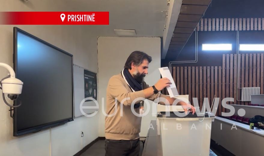 Gazetari i Euronews Albania voton gjatë transmetimit live! Kujdes ka kamera…