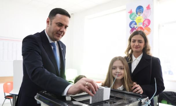 Lumir Abdixhiku voton për zgjedhjet parlamentare të Kosovës
