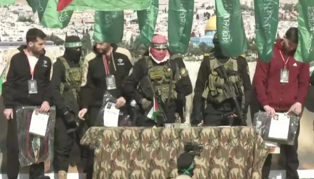 Tre pengje izraelite në Gaza i dorëzohen Kryqit të Kuq