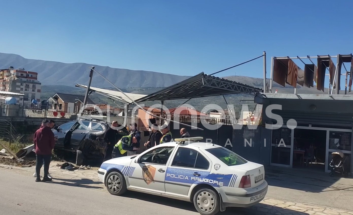 Makina “fluturon” nga shpejtësia, përplaset me pemë dhe reklama, shpëtojnë qytetarët