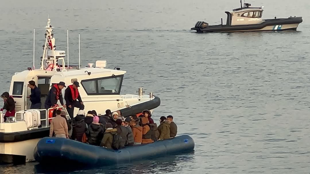 Patrullim në detin Egje, anija Butrinti shpëton gomonen me 36 emigrantë 
