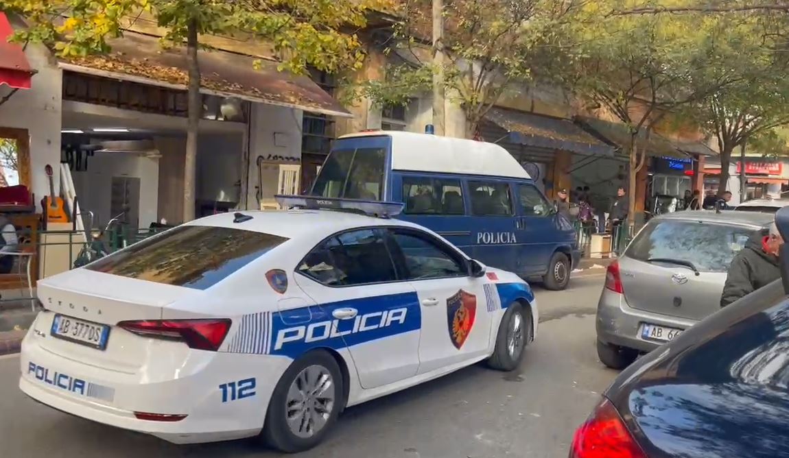 Godet me grusht policin, në pranga 23-vjeçari në Tiranë