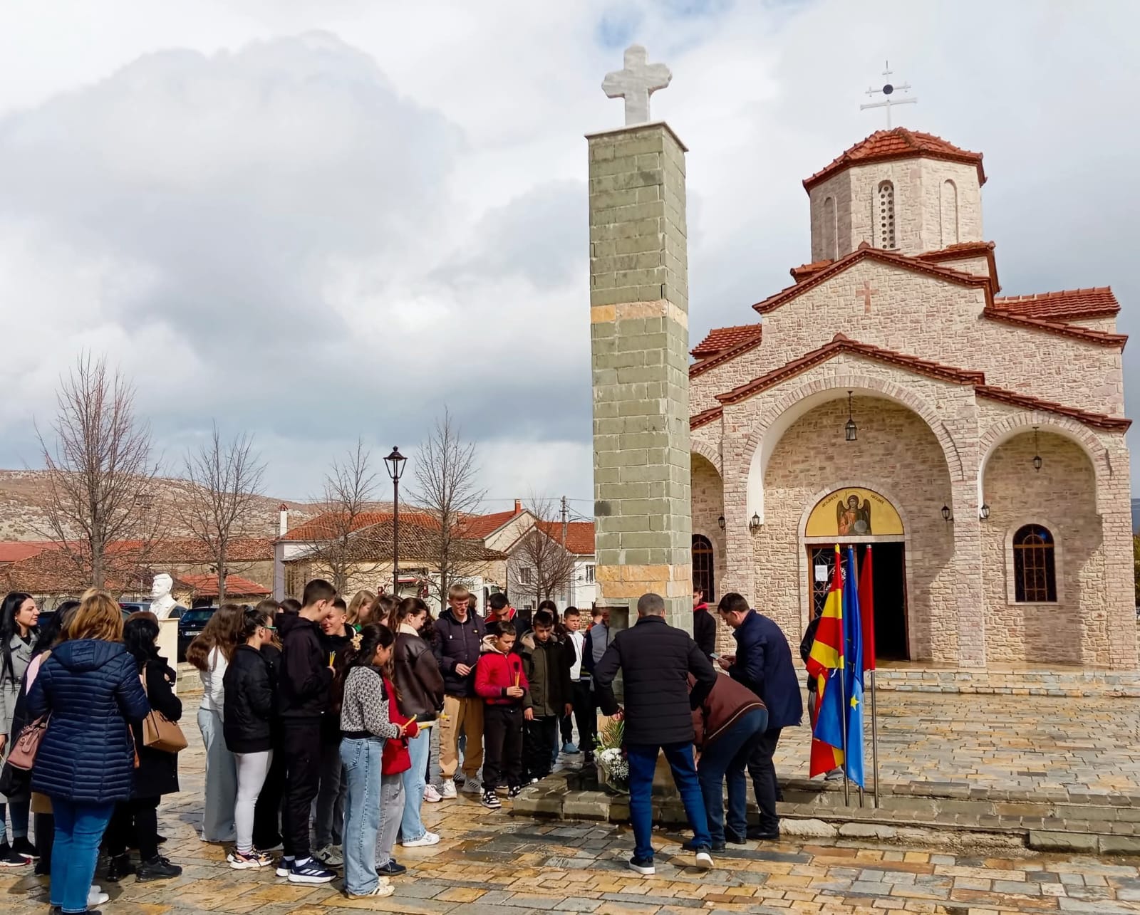 Pusteci në solidaritet me Koçanin, ndezin qirinjë për 59 viktimat
