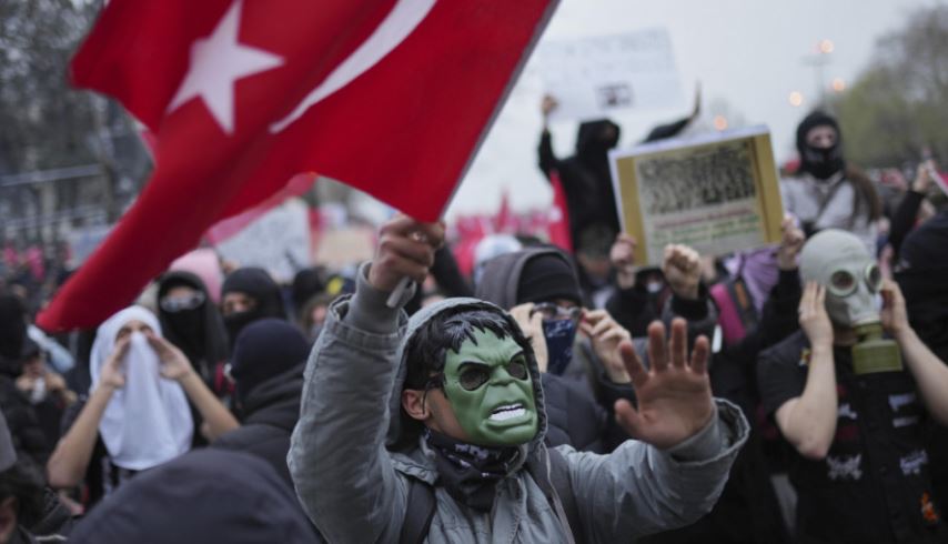Kaos në Turqi: Ndalohen tubimet në 3 qytetet më të mëdha, arrestohen 1130 protestues