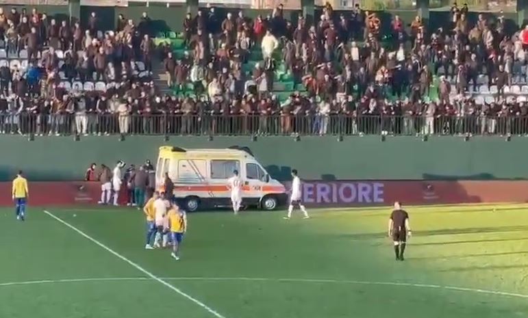 Tifozi bie me kokë nga tribuna, ndërpritet ndeshja Elbasan-Egnatia