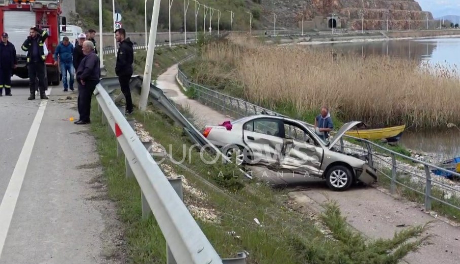 Makina del nga rruga në aksin Qafë Thanë–Pogradec, lëndohet pasagjerja