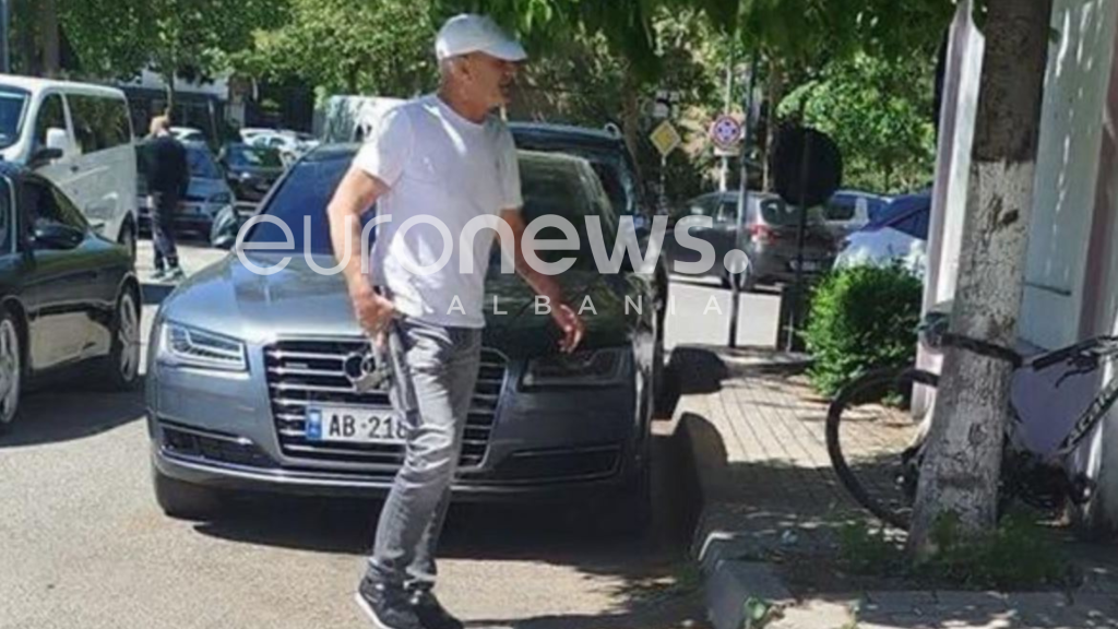 FOTO  Momenti kur Arjan Telhallari  i armatosur  shkon drejt zyrës së Tom Doshit