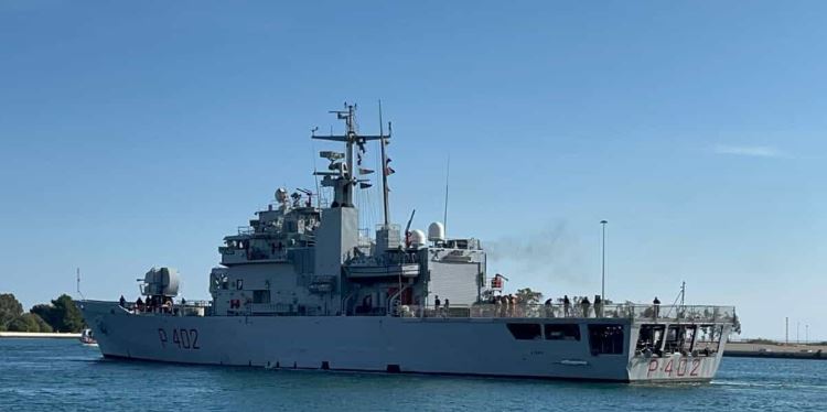 Meloni nuk tërhiqet, niset drejt Gjadrit anija e marinës italiane me 40 emigrantë