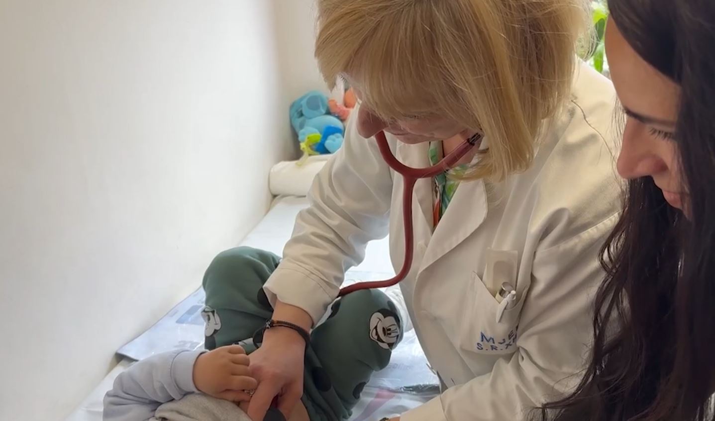 Elbasan, 90 fëmijë në ditë kërkojnë ndihmën e mjekut. Virozat mbushin Pediatrinë