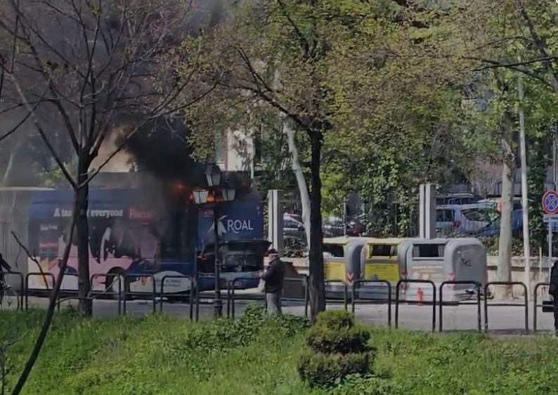 Video| Përfshihet nga flakët urbani në Tiranë