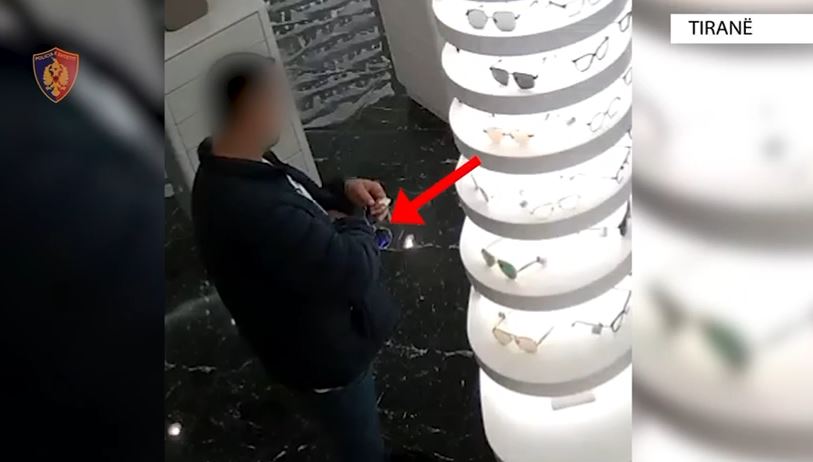 EMRI| Vodhi 7 palë syze me vlerë 11 200 euro në një dyqan, arrestohet 40-vjeçari