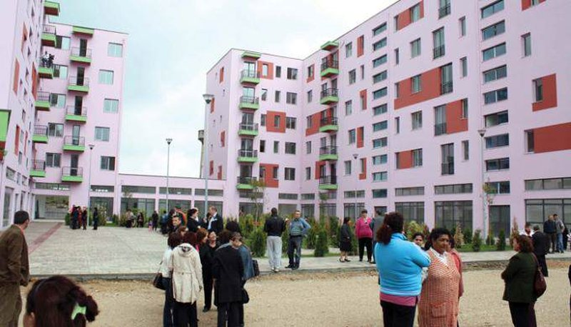 U shqetësua nga zhurmat, qytetarja ofendon kandidatin për deputet në Tiranë