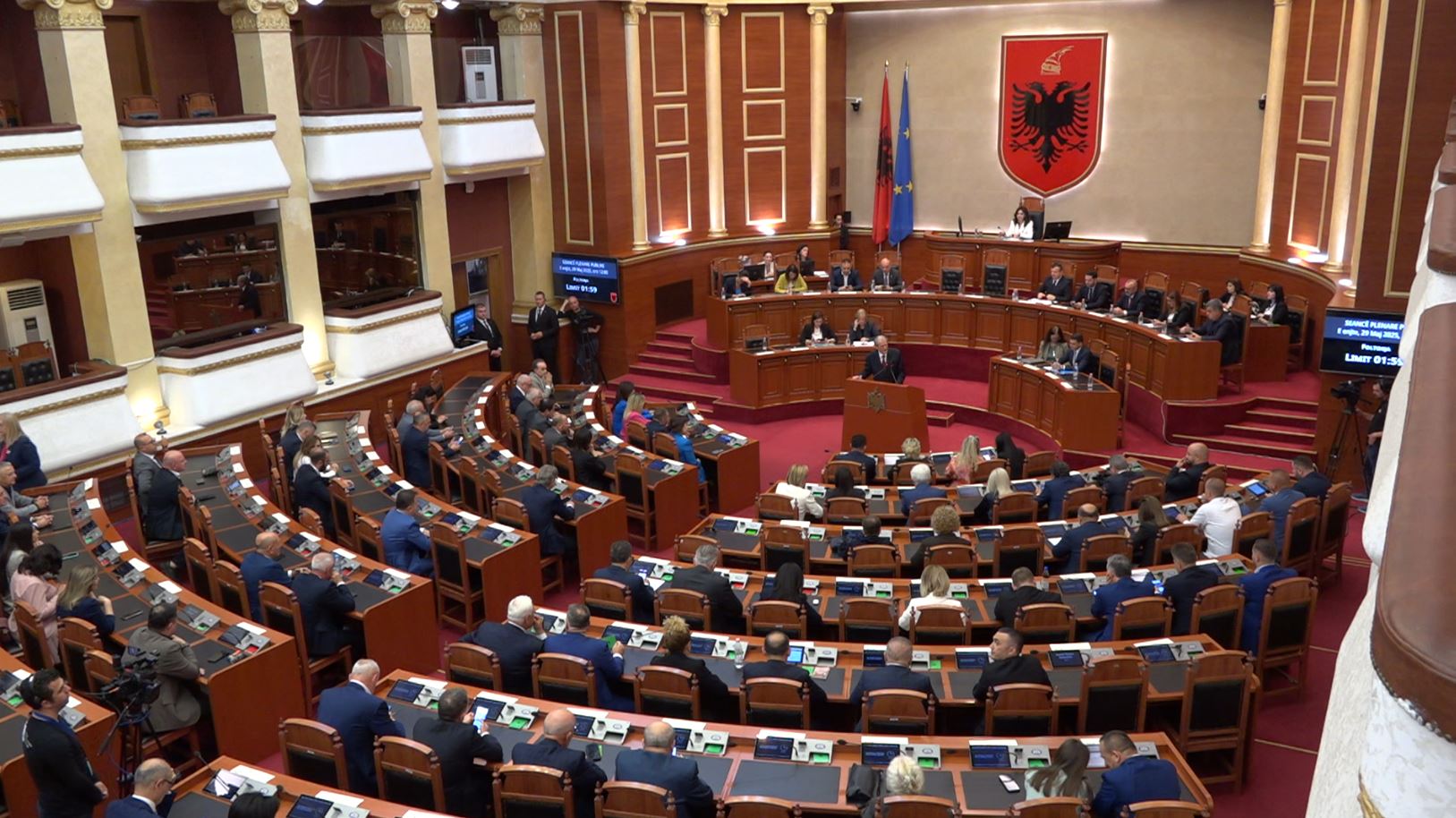 Mbyllet parlamenti i vitit 2021, deputetët zgjedhin zanatet e vjetra e rrugë të reja