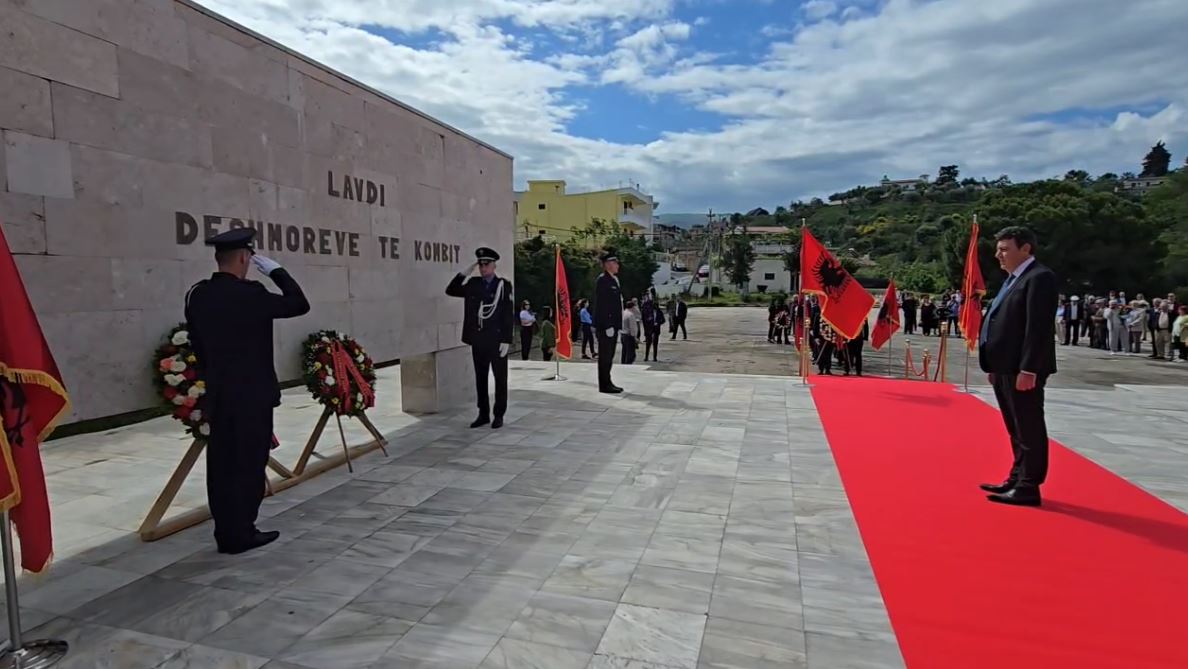 Vlorë| Ceremoni përkujtimore për 5 Majin, nderohen Dëshmorët e Atdheut