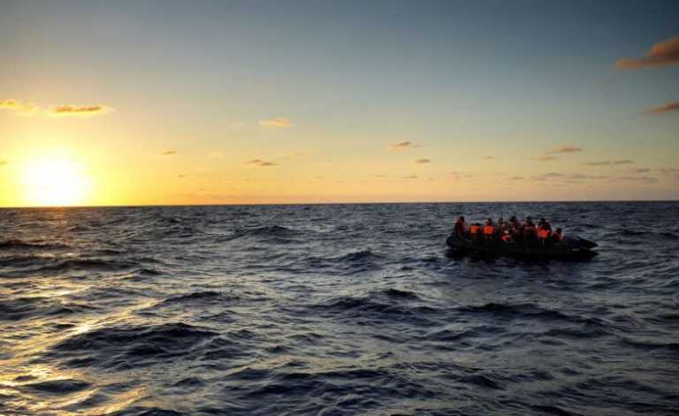 Lëshuan sinjalin SOS 8 milje larg Vjosës, shpëtohen 11 emigrantë nga Lindja e Mesme