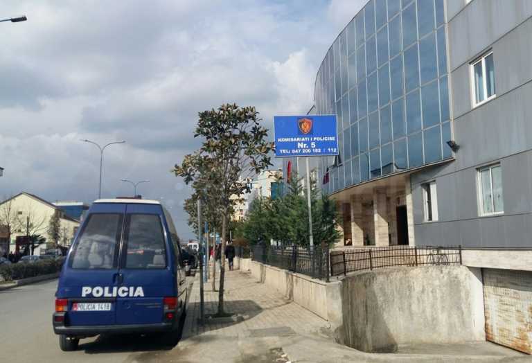 Nipi plagos me thikë xhaxhanë në Kamëz