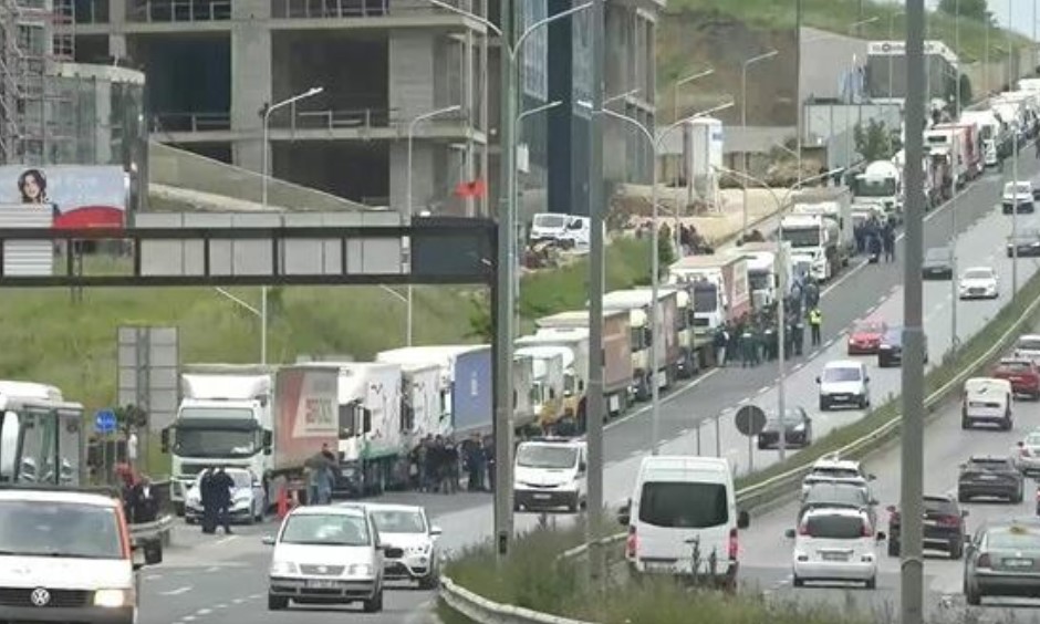 Bizneset protestojnë në Kosovë, bllokojnë me kamionë hyrjet e Prishtinës