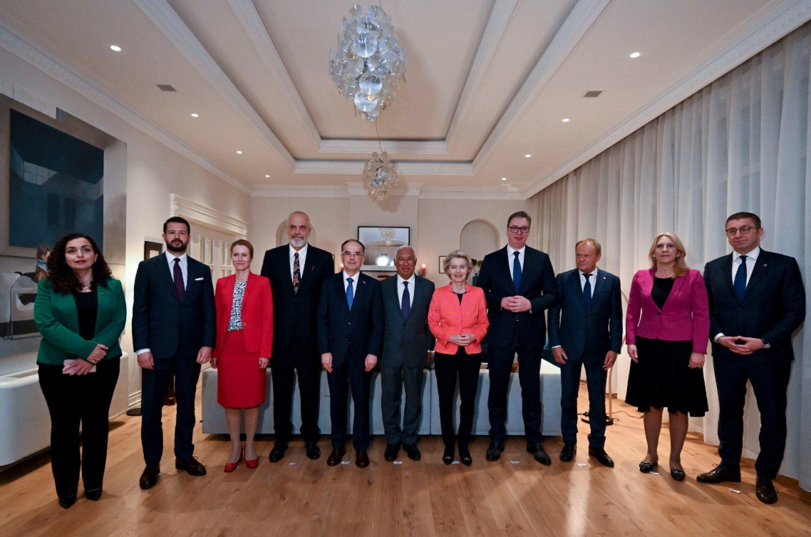 Vuçiç, Osmani, Begaj, Rama e von der Leyen në një foto, simbolika e fortë nga Tirana