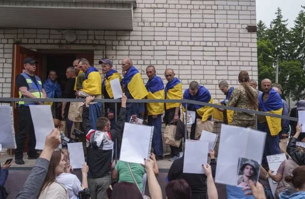 307 të burgosur lufte ukrainas kthehen në shtëpi në ditën e dytë të shkëmbimit