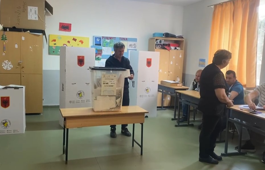 Pjesëmarrja në votime deri në orën 15:00, qarqet që kryesojnë