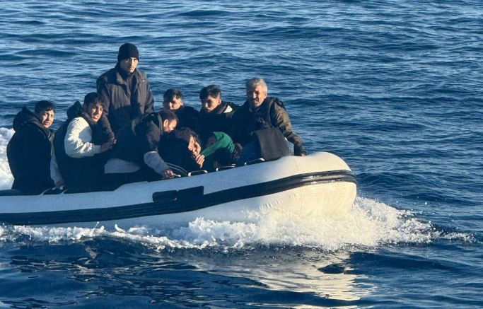 Anija “Butrinti” u vjen në ndihmë 13 emigrantëve në Egje, me tyre 2 fëmijë