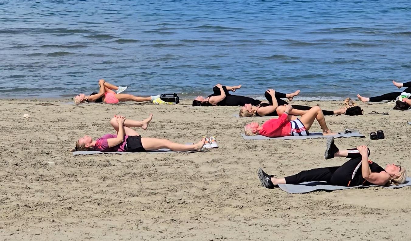 Turistët në Vlorë  përveç detit shijojnë dhe momente relaksi  joga dhe palestër