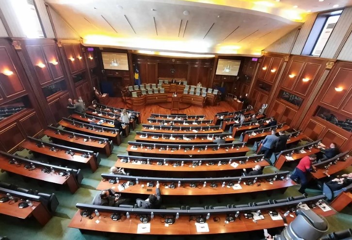 Kuvendi i Kosovës tenton sërish të konstituohet mes bllokadës politike
