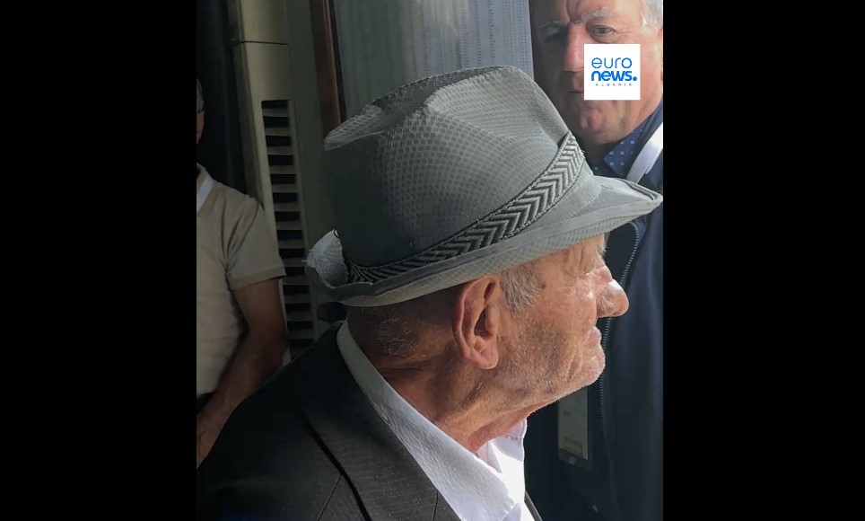 92 vjeçari në Peqin: Votoj nga dashuria për atdheun