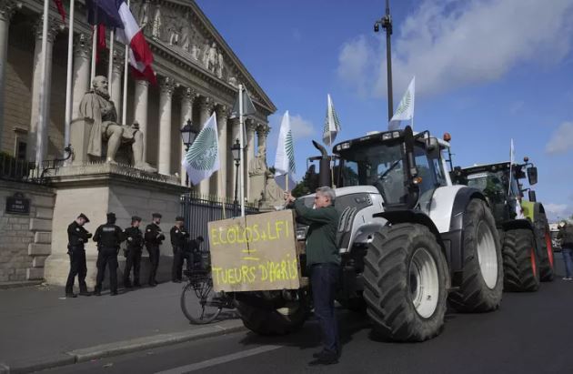 Fermerët francezë protestojnë, projektigji për bujqësinë shkakton përplasje politike