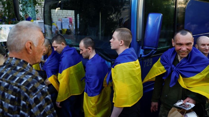 Rusia dhe Ukraina shkëmbejnë qindra ushtarë të burgosur lufte