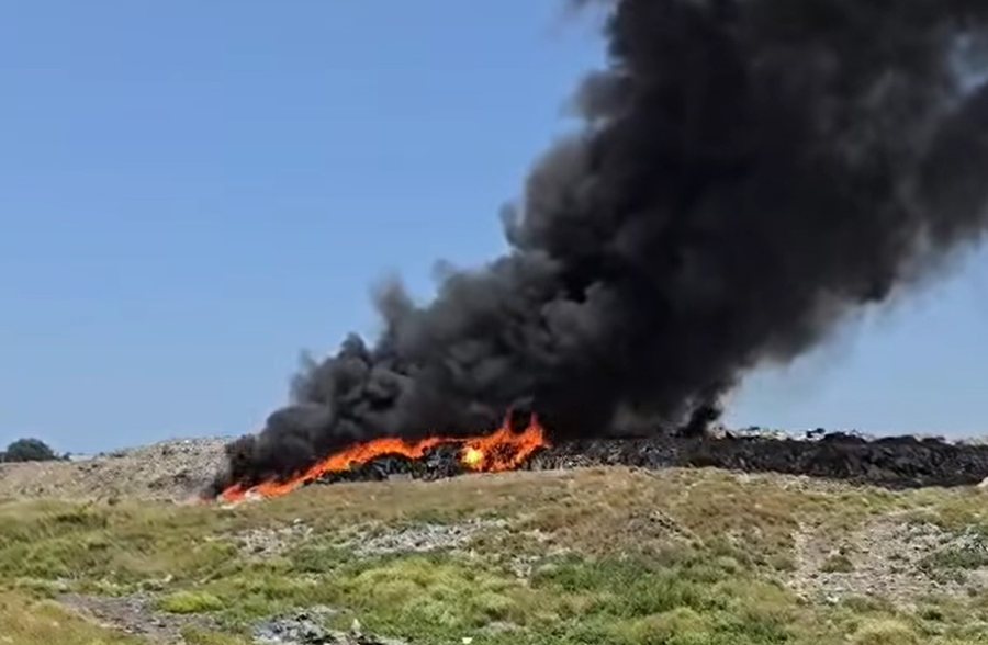 Zjarri në fushën e mbetjeve në Vlorë/ Nën hetim Drejtori i Ndërmarrjes së Pastrimit