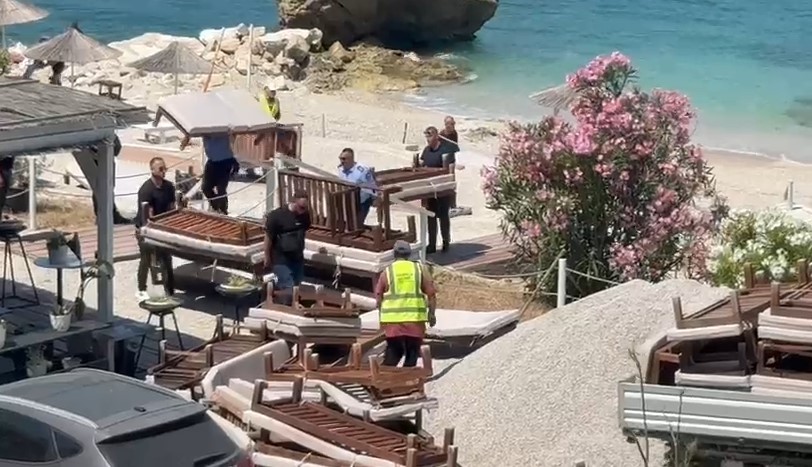 Aksion për lirimin e plazheve publike në Vlorë, sekuestrohen çadra e shezlongë