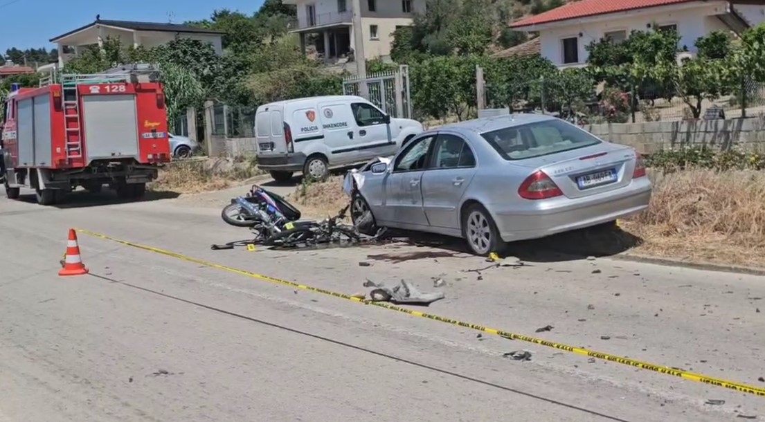 Aksident i rëndë në Elbasan  makina përplas motorin  Plagoset rëndë 1 person