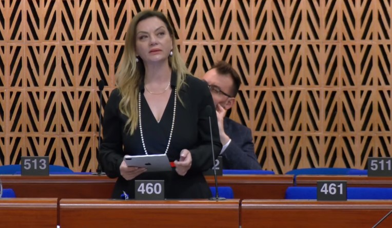 “Më kërcënuan mua dhe vajzën”, Albana Vokshi përlotet në Këshillin e Europës