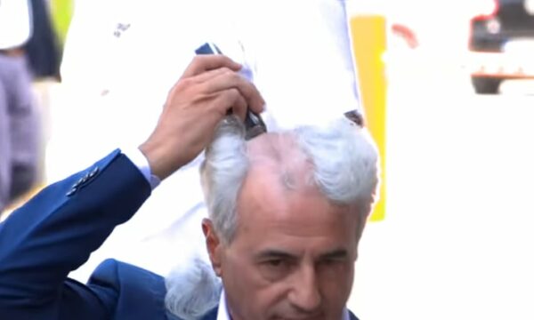VIDEO/Avokati pret flokët si shenjë proteste përballë Kuvendit të Kosovës